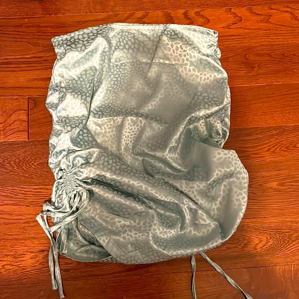 Cute green skirt, never worn before, can adjust the length on the sides.